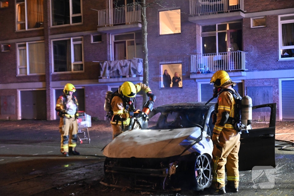 Autobrand bij flats: voertuig niet meer te redden
