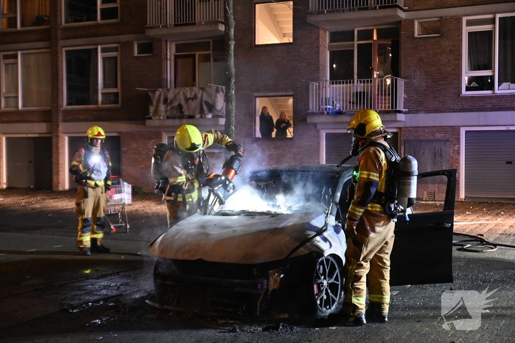 Autobrand bij flats: voertuig niet meer te redden