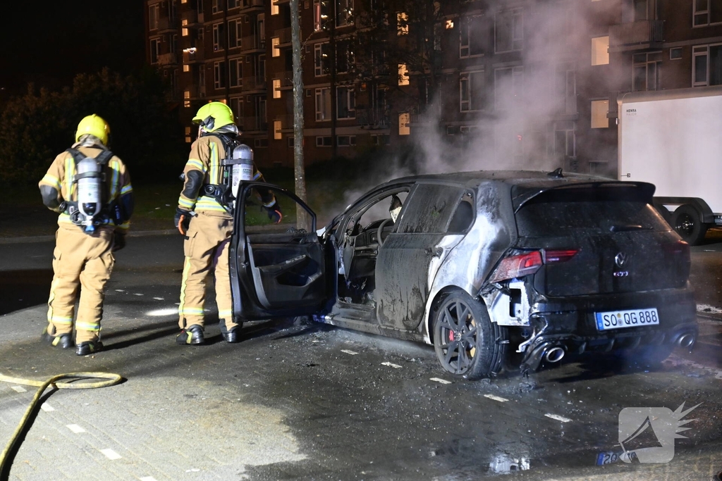 Autobrand bij flats: voertuig niet meer te redden