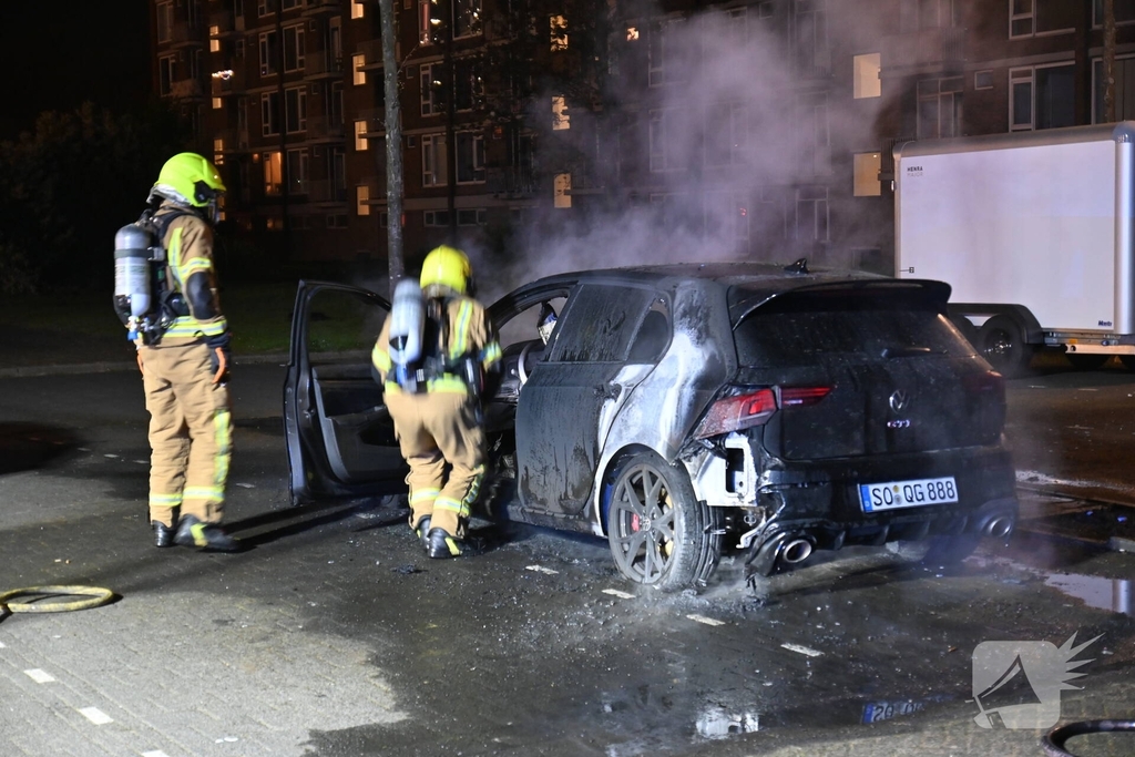 Autobrand bij flats: voertuig niet meer te redden