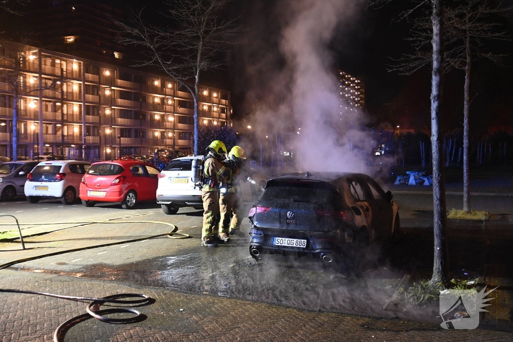 Autobrand bij flats: voertuig niet meer te redden