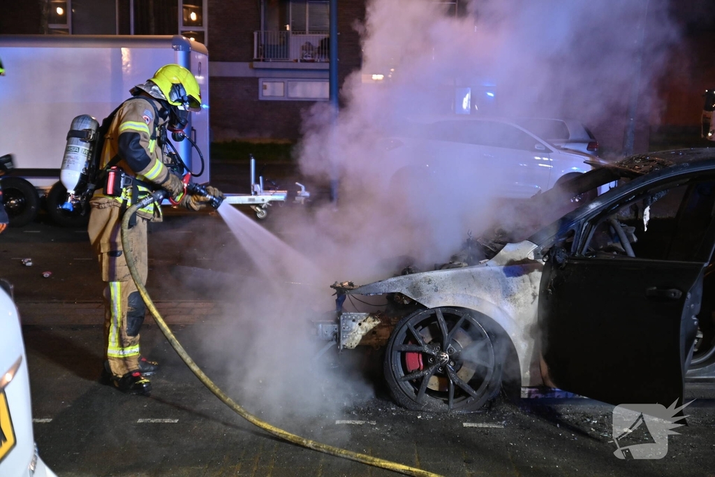 Autobrand bij flats: voertuig niet meer te redden
