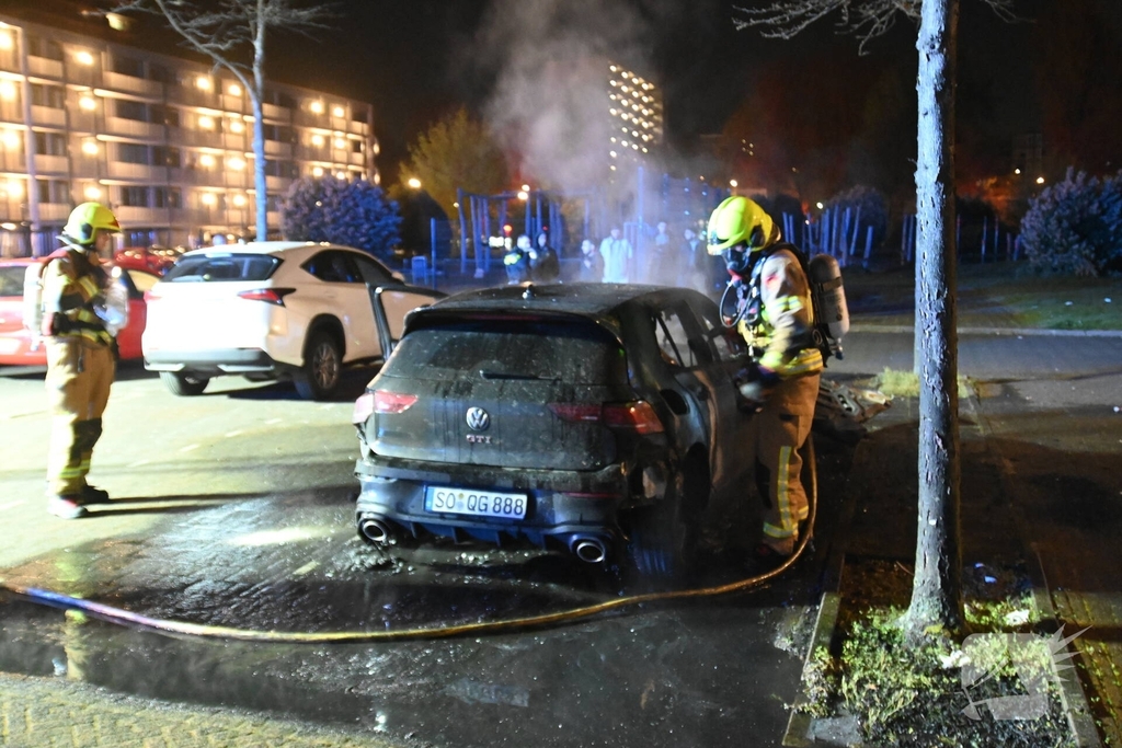 Autobrand bij flats: voertuig niet meer te redden