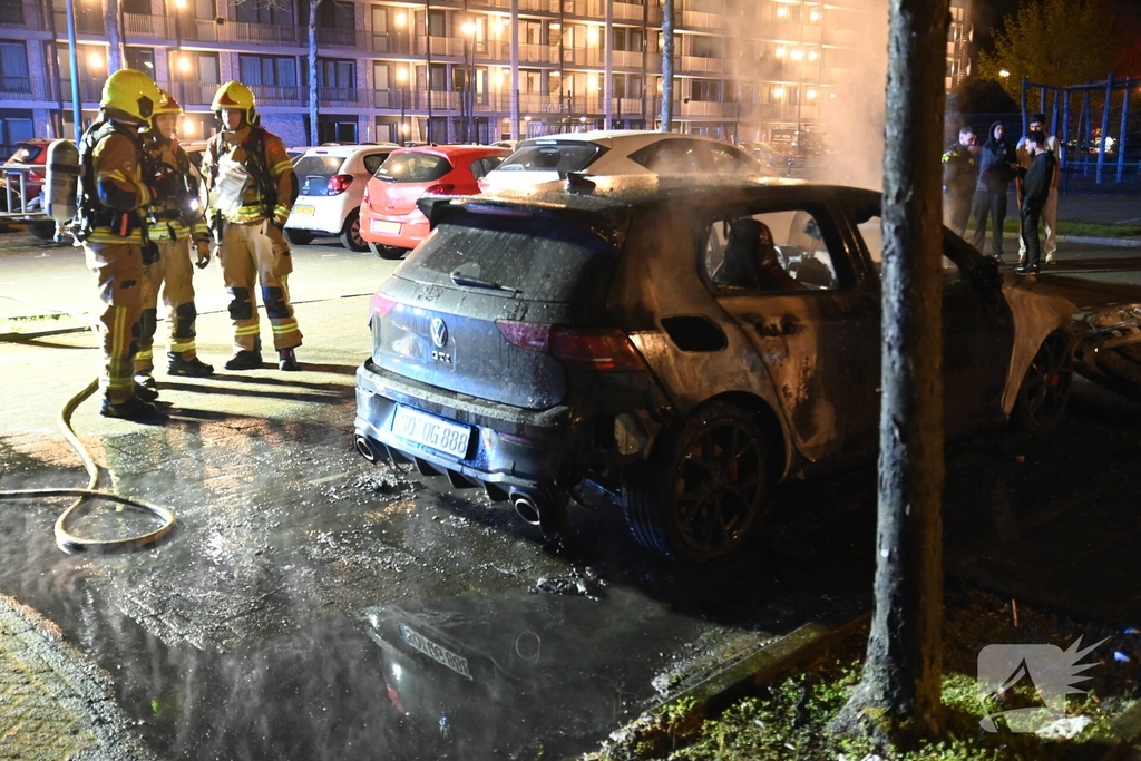 Autobrand bij flats: voertuig niet meer te redden