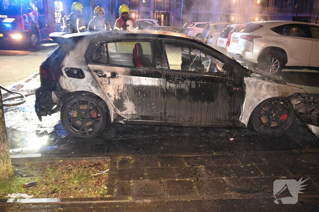 Autobrand bij flats: voertuig niet meer te redden