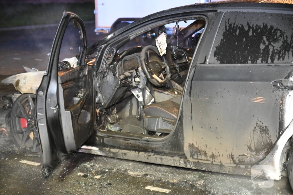 Autobrand bij flats: voertuig niet meer te redden