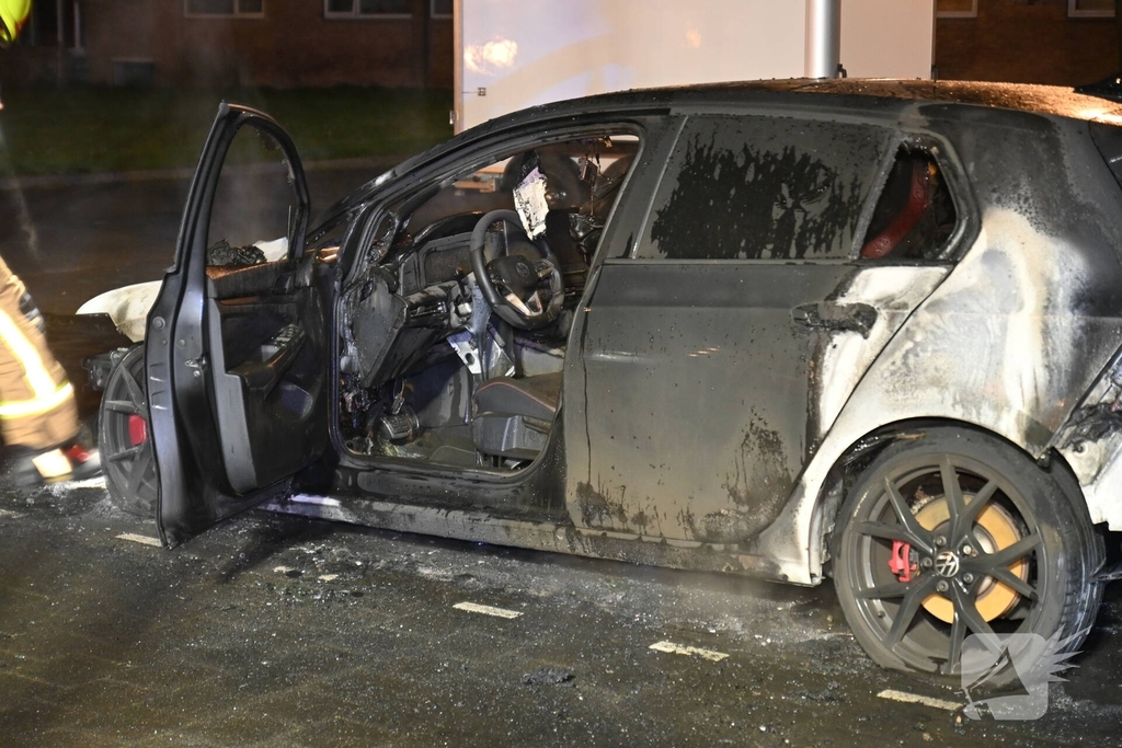 Autobrand bij flats: voertuig niet meer te redden