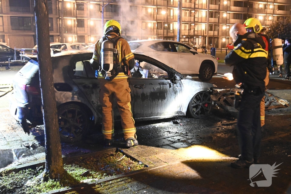 Autobrand bij flats: voertuig niet meer te redden