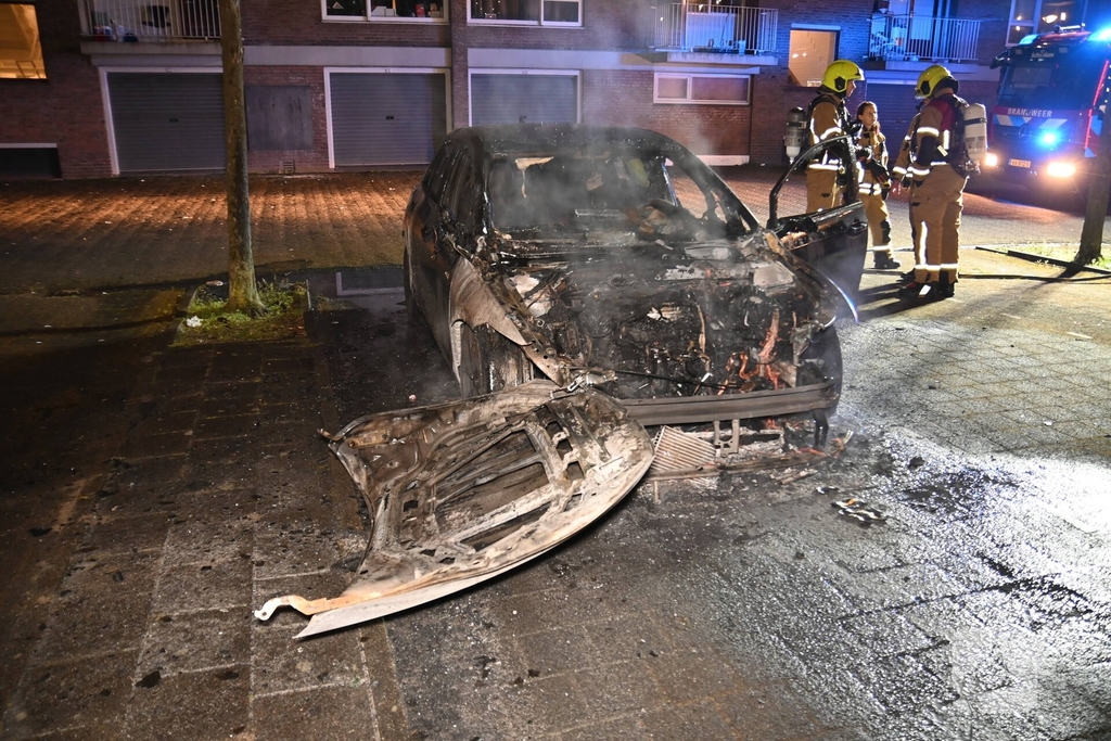 Autobrand bij flats: voertuig niet meer te redden