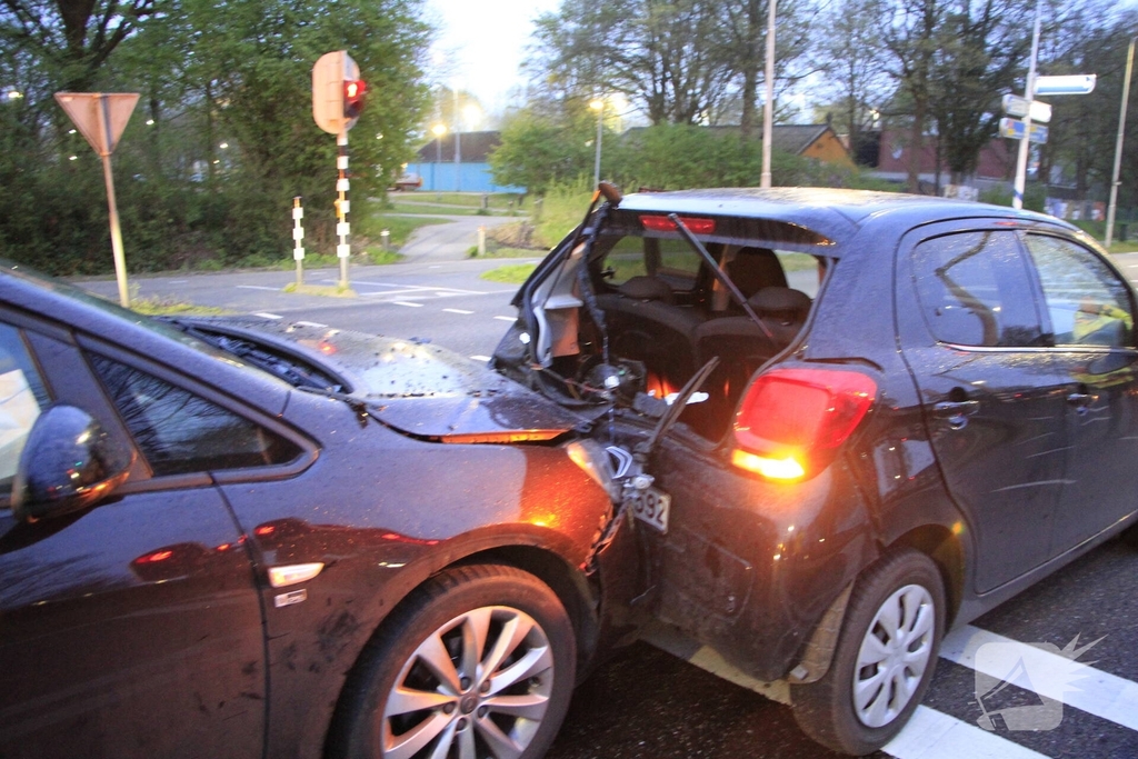 Botsing tussen twee auto's leidt tot flinke schade