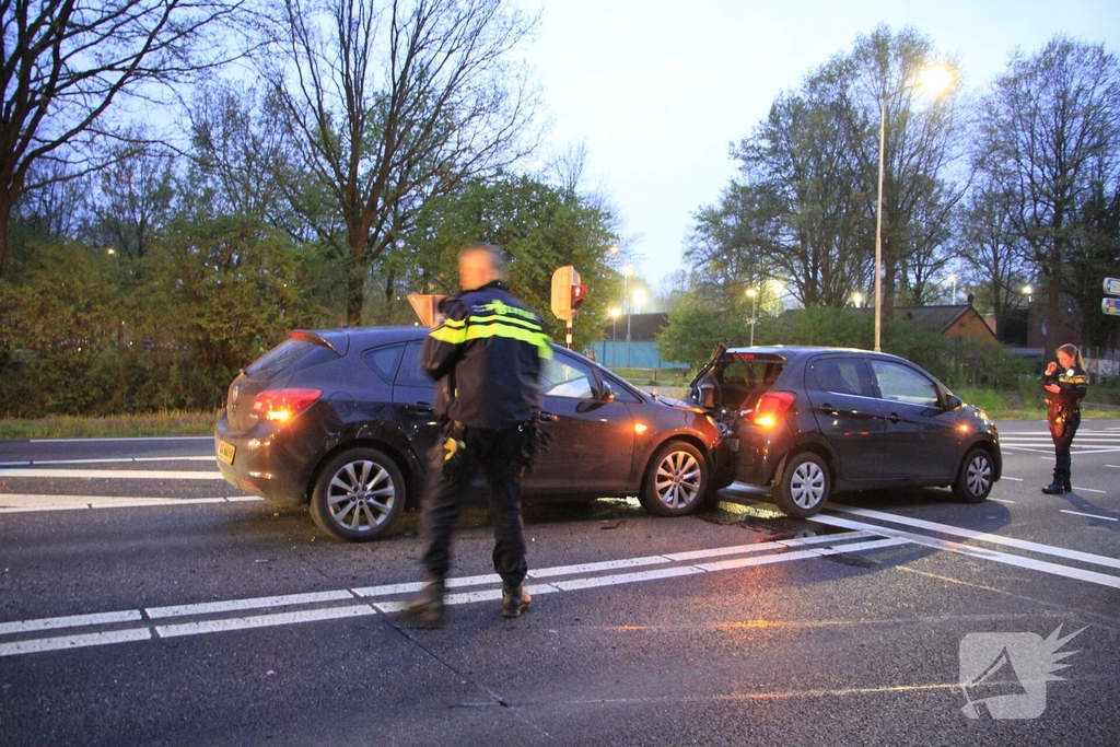 Botsing tussen twee auto's leidt tot flinke schade