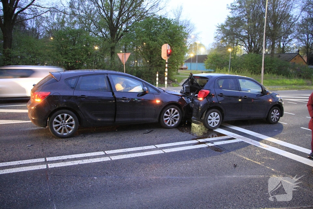 Botsing tussen twee auto's leidt tot flinke schade