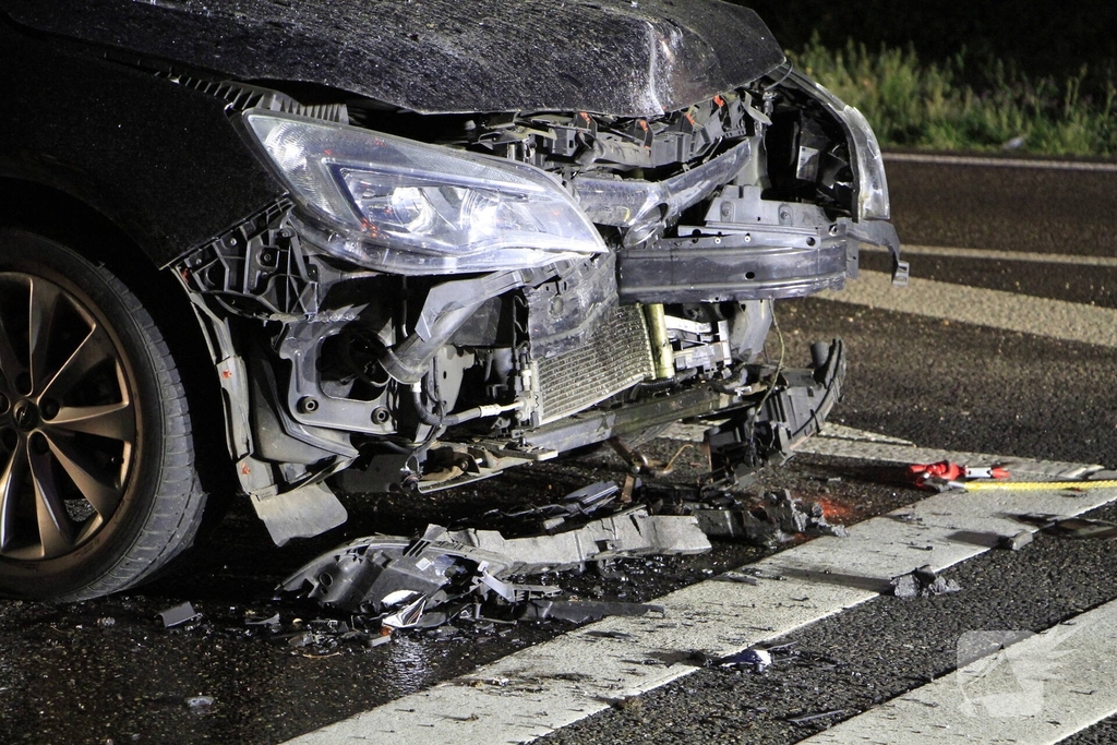 Botsing tussen twee auto's leidt tot flinke schade
