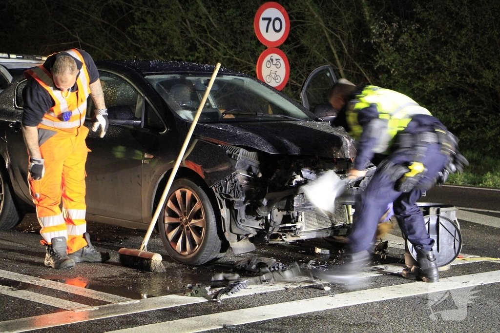 Botsing tussen twee auto's leidt tot flinke schade