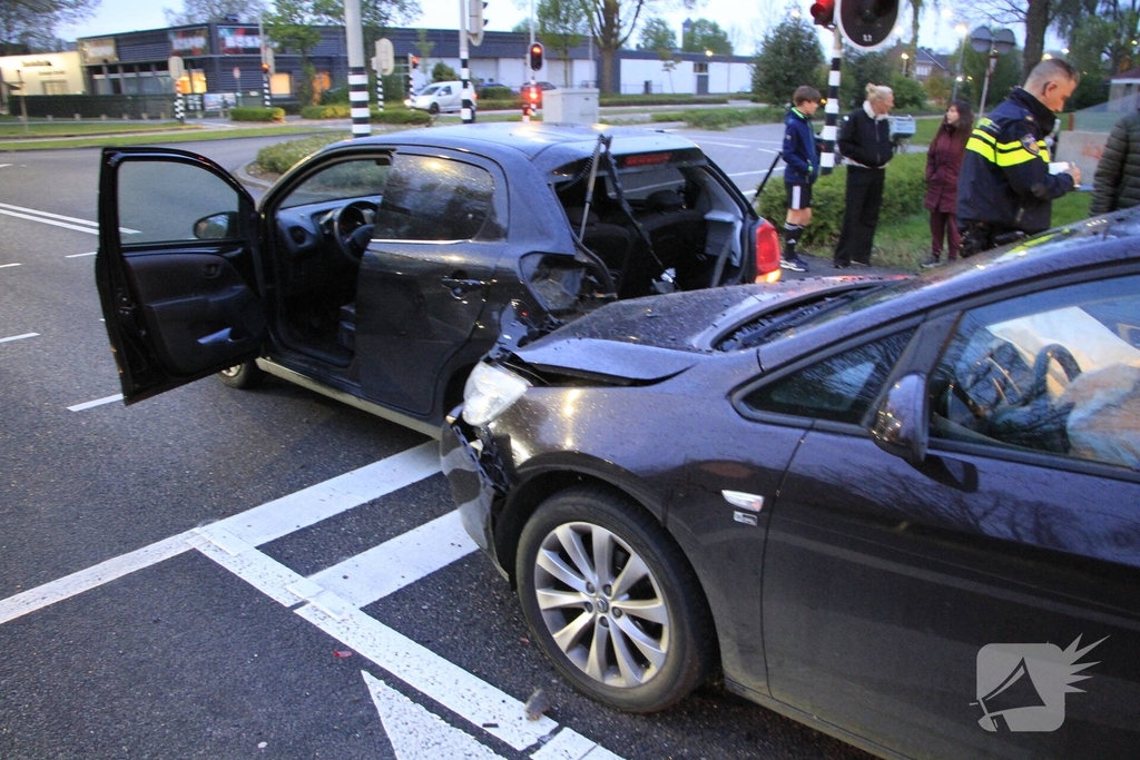 Botsing tussen twee auto's leidt tot flinke schade
