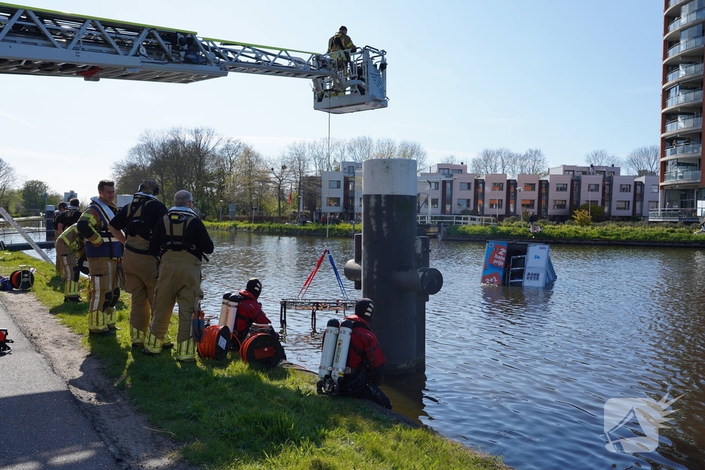 Brandweer redt bezorger uit het water