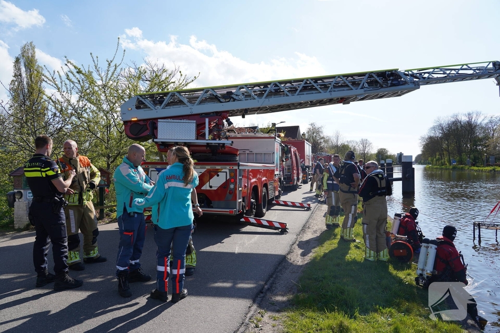 Brandweer redt bezorger uit het water