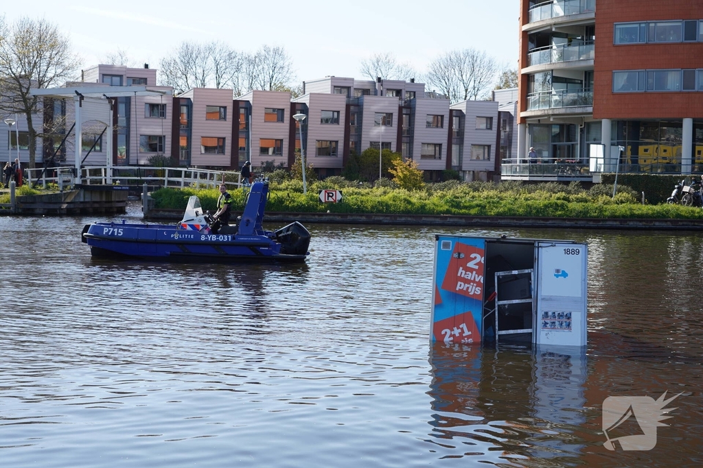 Brandweer redt bezorger uit het water