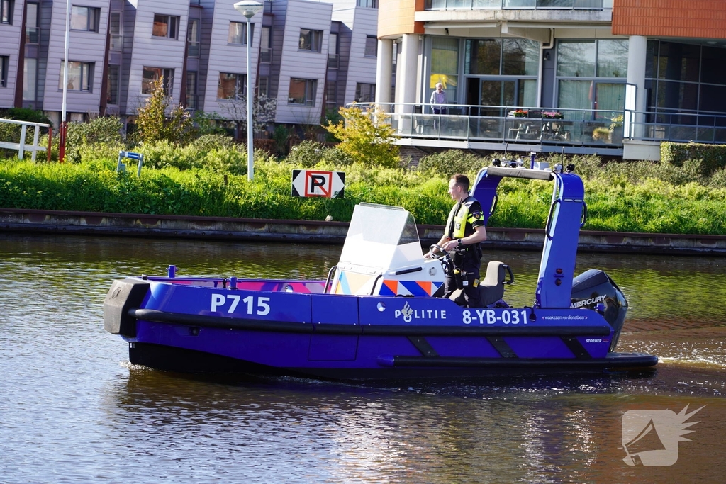 Brandweer redt bezorger uit het water