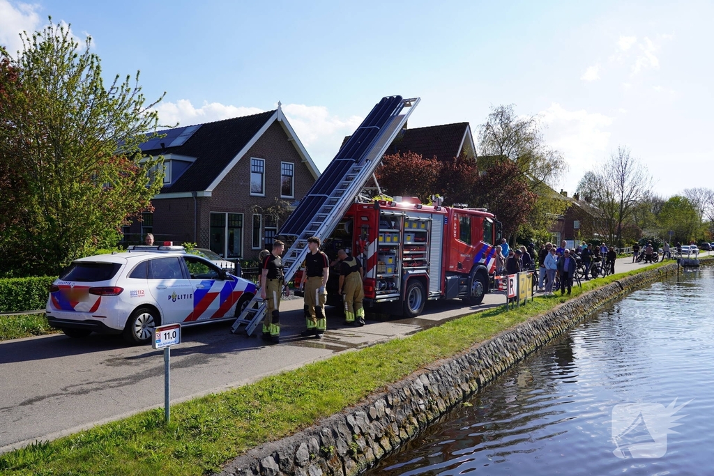 Brandweer redt bezorger uit het water