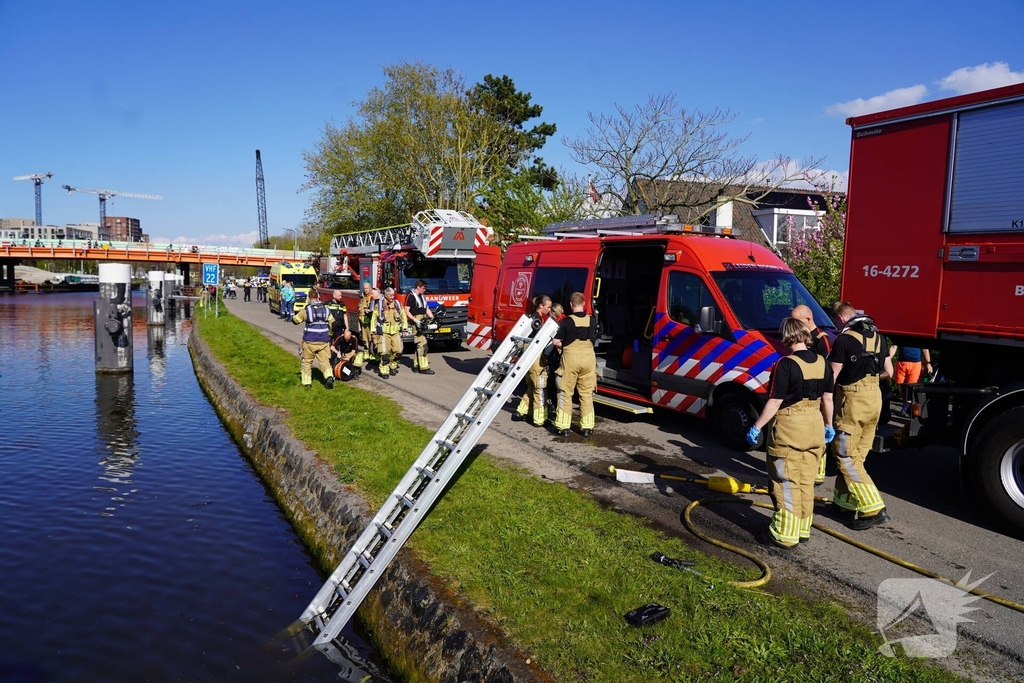 Brandweer redt bezorger uit het water