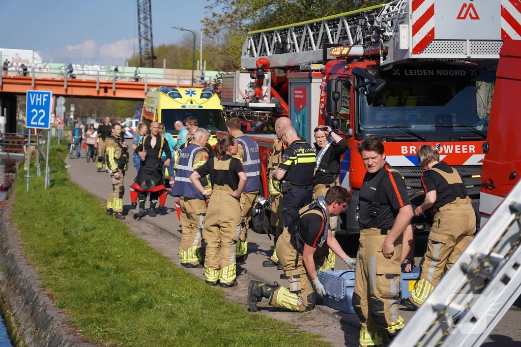 Brandweer redt bezorger uit het water