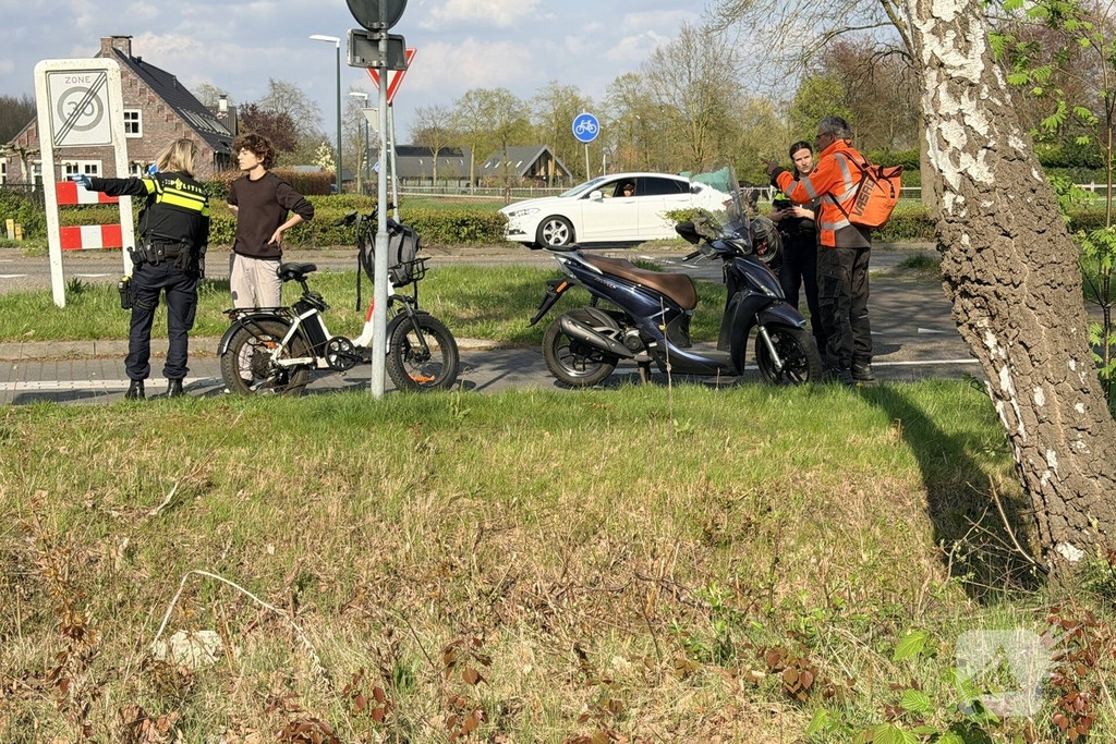 Auto botst op fatbiker en rijdt door