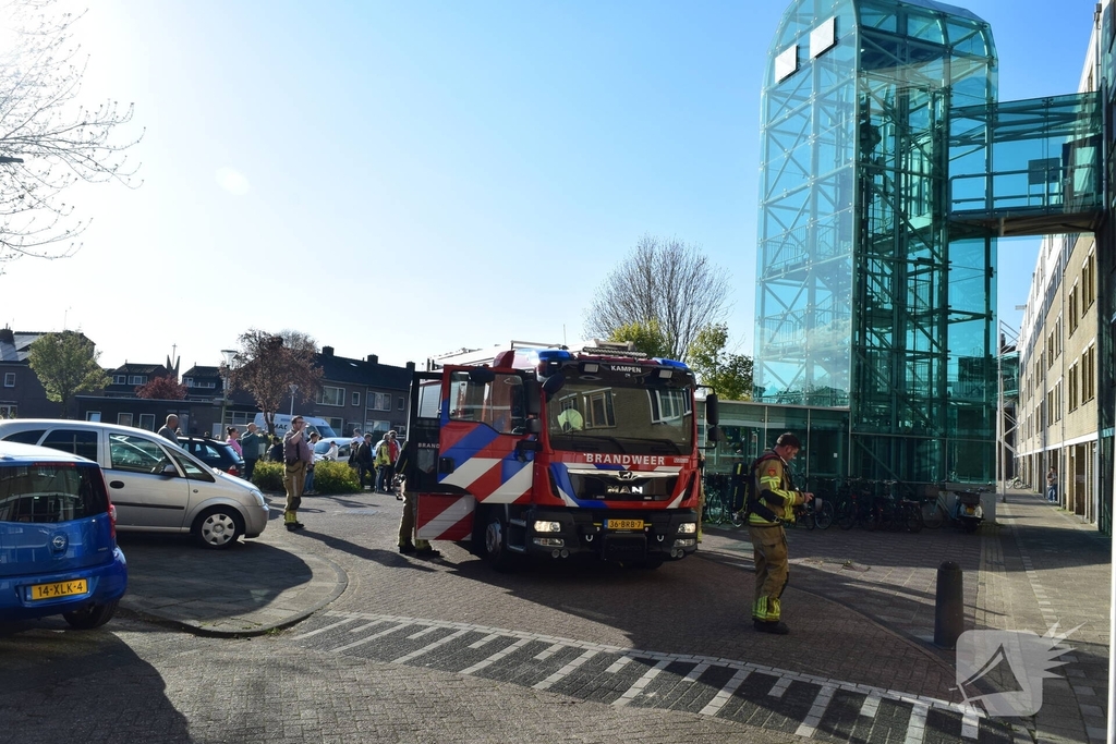 Brandweer onderzoekt rook in flatgebouw