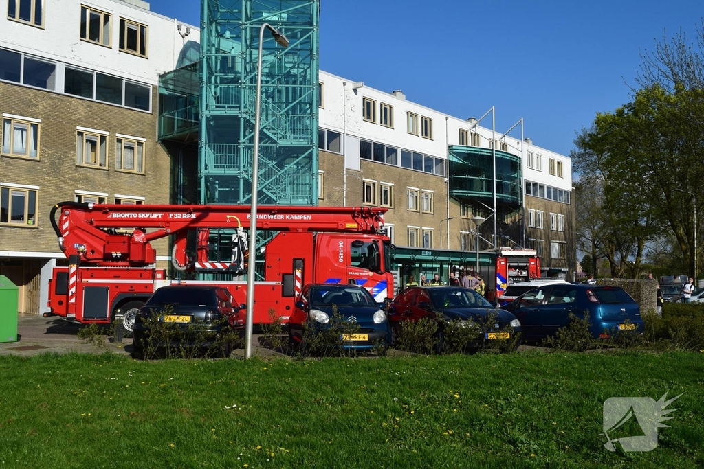 Brandweer onderzoekt rook in flatgebouw