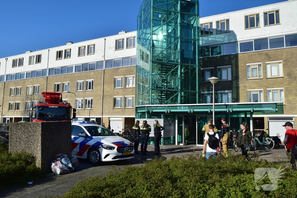 Brandweer onderzoekt rook in flatgebouw