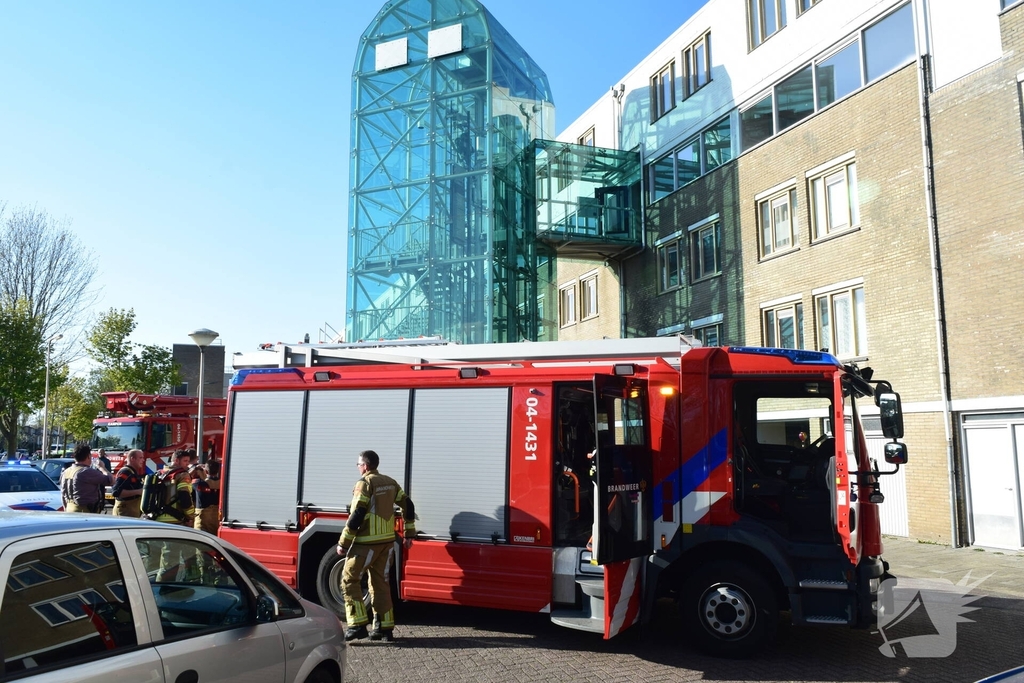 Brandweer onderzoekt rook in flatgebouw