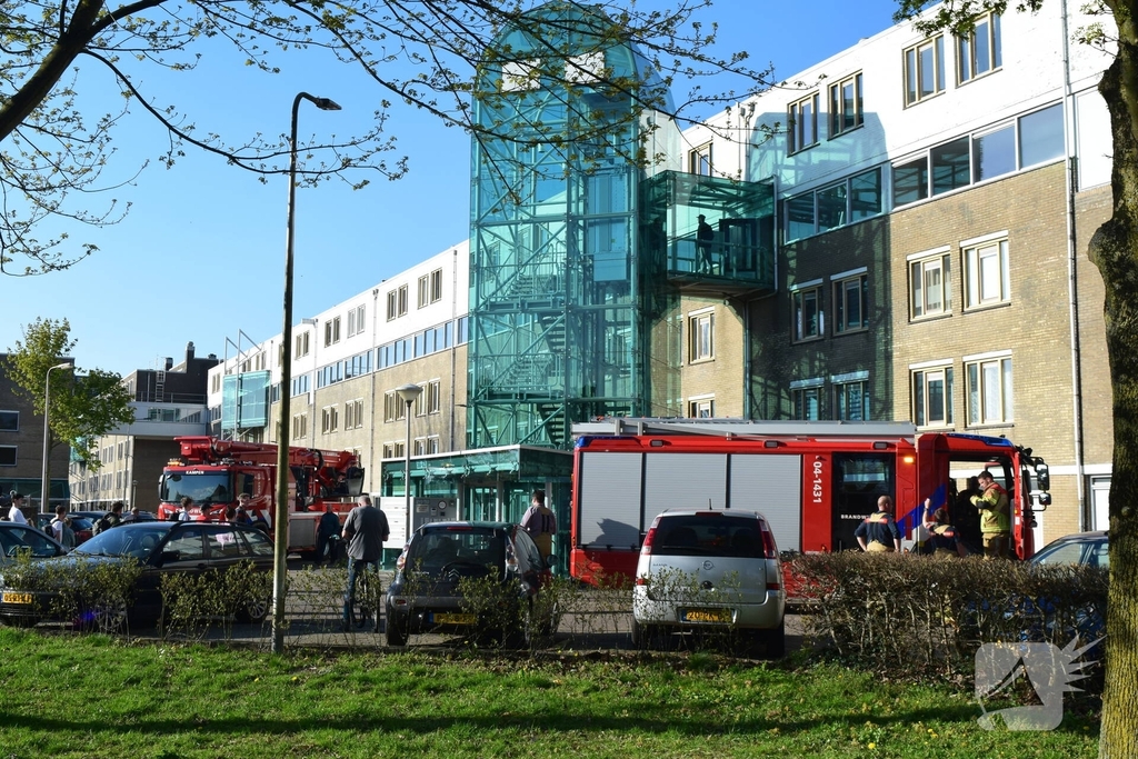 Brandweer onderzoekt rook in flatgebouw