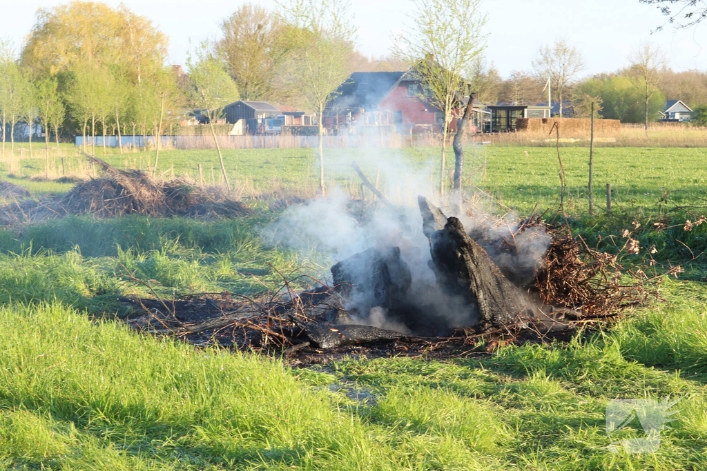 Buitenbrand in weiland geblust
