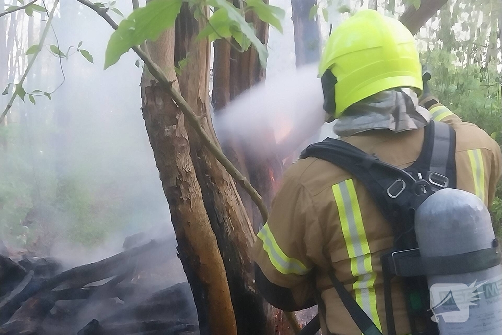 Brand in bosschages op eiland geblust door brandweer