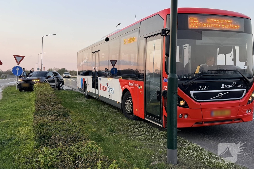 Ongeval tussen stadsbus en auto zonder gewonden