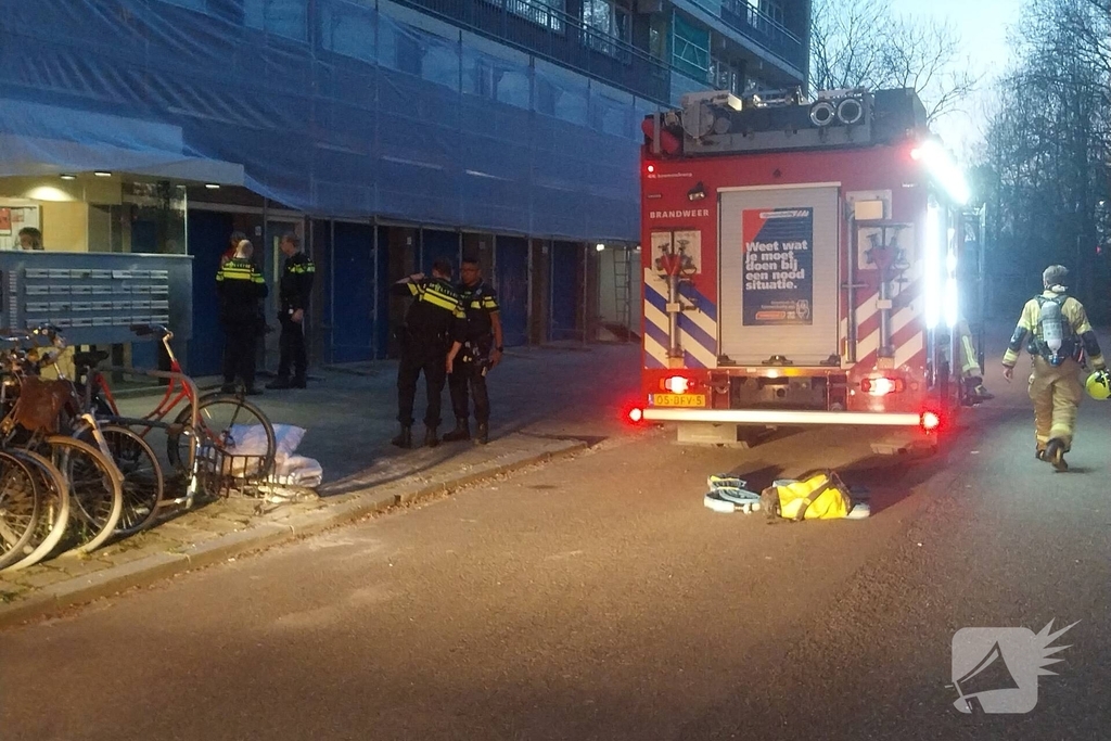 Brand in flatwoning snel onder controle