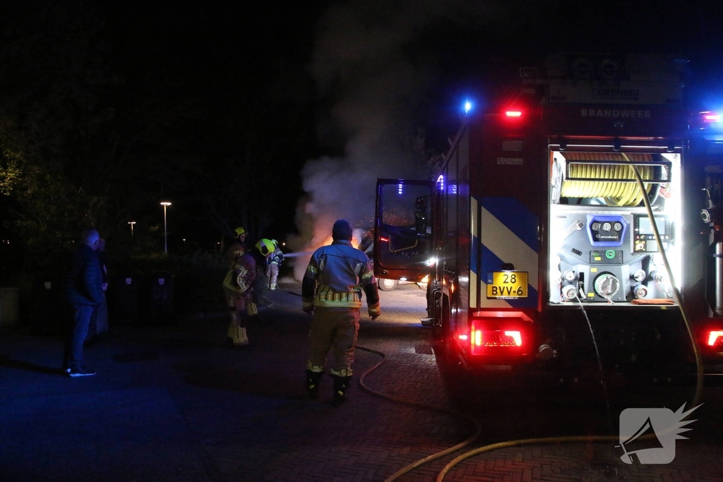 Bestelbus gaat in vlammen op