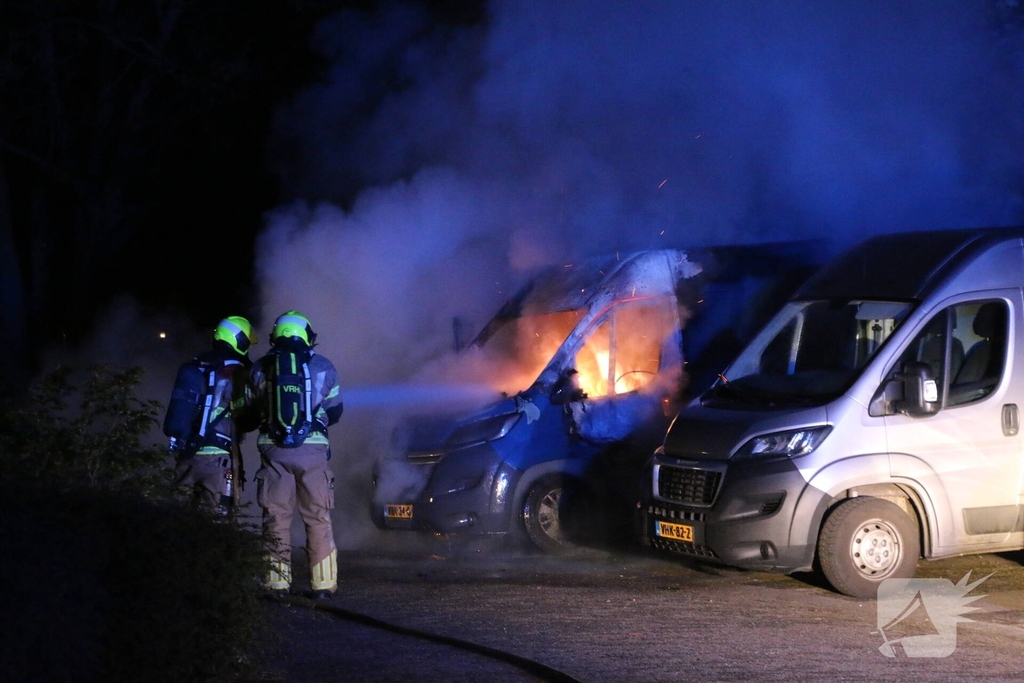 Bestelbus gaat in vlammen op