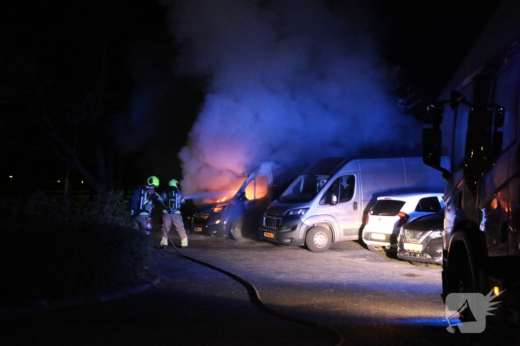 Bestelbus gaat in vlammen op