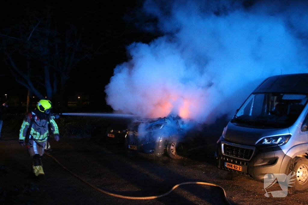 Bestelbus gaat in vlammen op