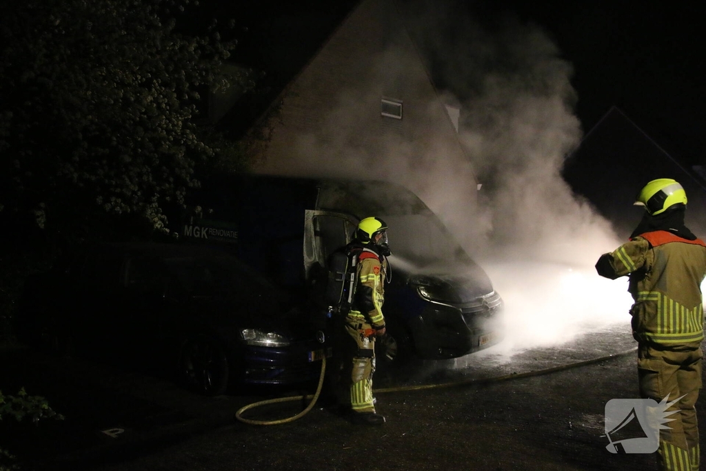 Bestelbus gaat in vlammen op