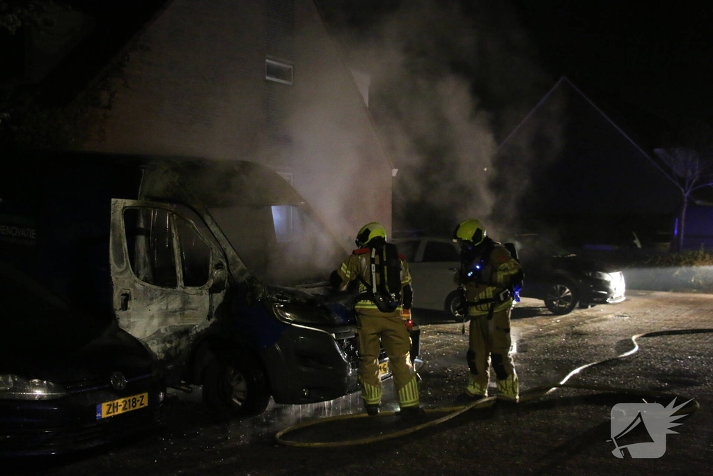 Bestelbus gaat in vlammen op
