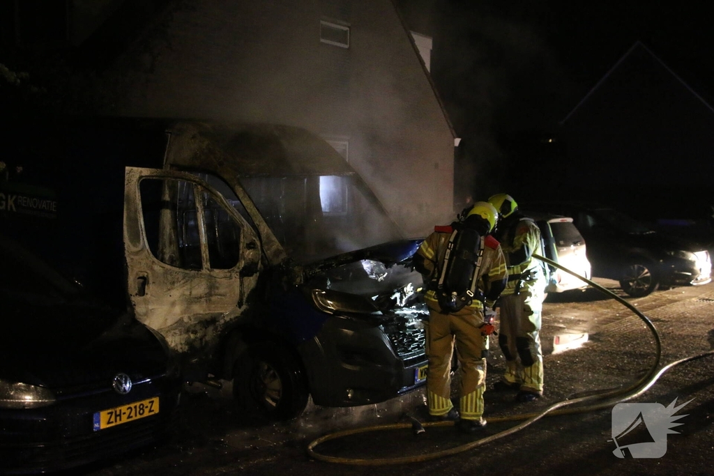 Bestelbus gaat in vlammen op