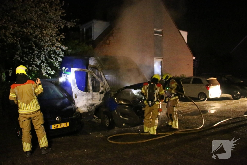 Bestelbus gaat in vlammen op