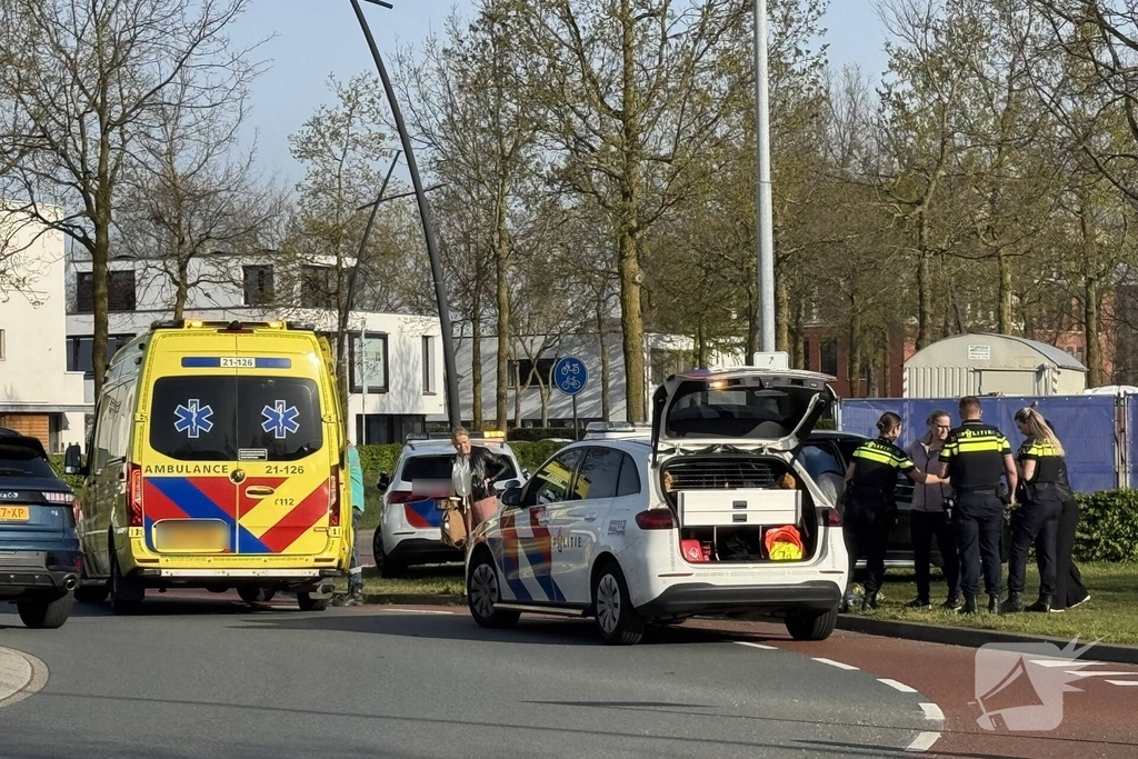 Vrouw op fiets gewond na aanrijding met auto