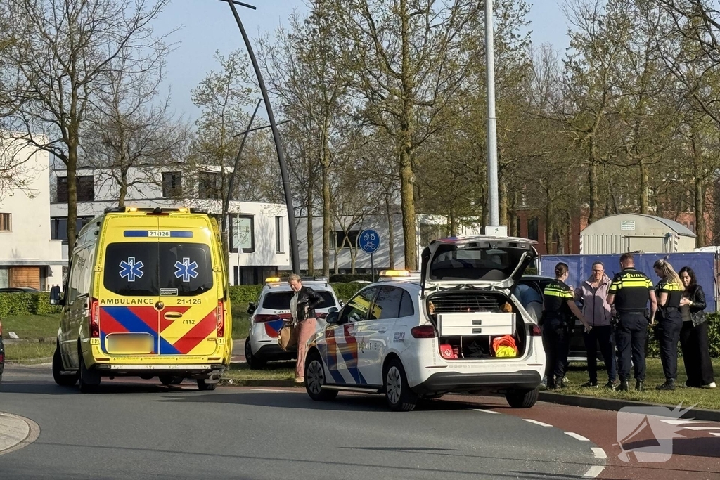 Vrouw op fiets gewond na aanrijding met auto