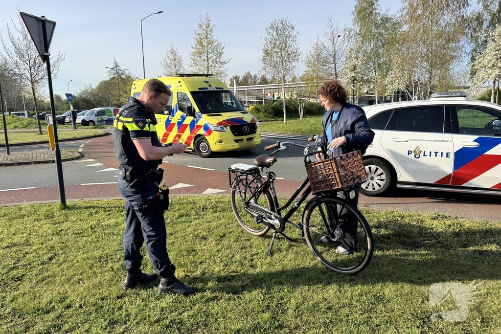 Vrouw op fiets gewond na aanrijding met auto