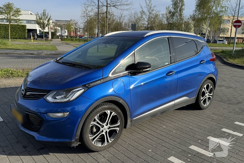 Vrouw op fiets gewond na aanrijding met auto