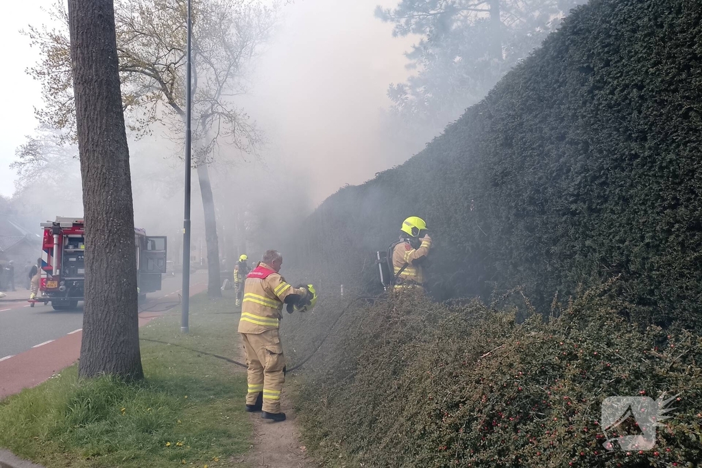 Grote coniferenhaag vliegt in brand