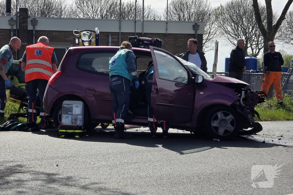 Frontale aanrijding tussen twee auto's